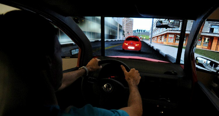 CNH digital: mais praticidade, segurança e mobilidade. Saiba como obter a sua Para obter a CNH, futuro condutor passa por aulas, provas teóricas e teste prático com simulador virtual (Foto: Gabriel Jabur/Agência Brasília)