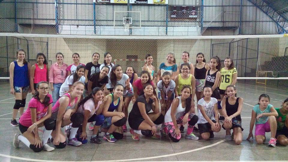 Algumas alunas das aulas de iniciação ao voleibol e o treinador Aristides Rodrigues Nunes / Foto: Divulgação