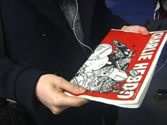 Captura vídeo da compra da segunda edição do jornal Charlie Hebdo, após os atentados. FRANCE 2