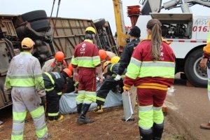 Corpo de Rosemar sendo retirado do local de acidente por bombeiros e equipe da CCR MS Via (Foto: Rones Cezar/ Alvorada Informa)