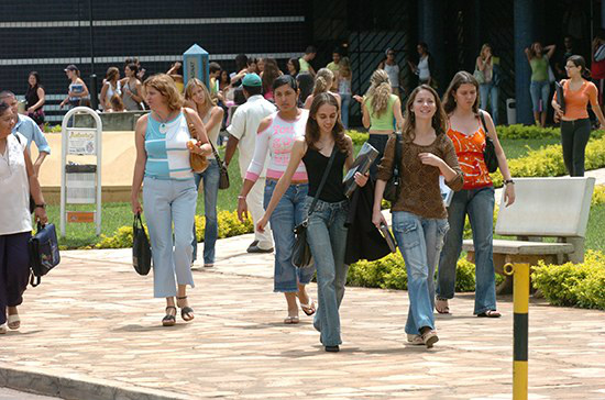 Contratos do Fies começam a ser assinados nas agências da Caixa