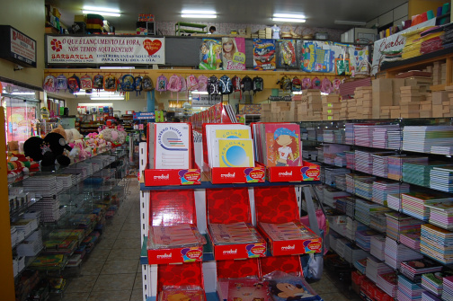 Faltando menos de um mês para o início das aulas, movimento nas livrarias e papelarias de Amambai é normal. Na foto, a Barbarela Papelaria. Foto: Moreira Produções.