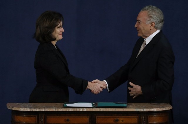 Em cerimônia de posse, Rachel Dodge diz que que povo não tolera corrupção Rachel Dodge cumprimenta Temer