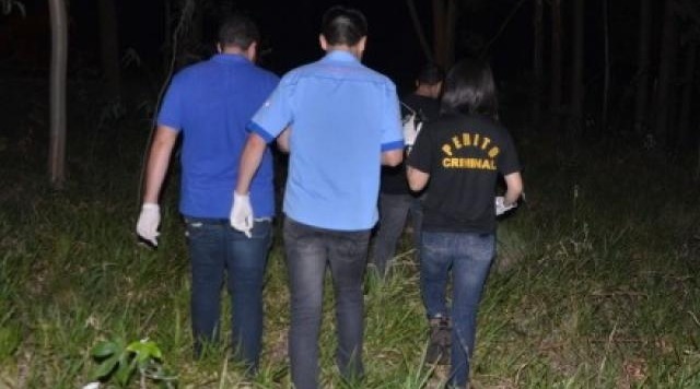 Trabalhador rural é morto com cinco tiros em assentamento em Ponta Porã Investigadores durante os levantamentos no local do crime. (Foto: Porã News)