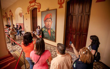 Eleitores que rendem homenagem a Chávez ainda esperam que Maduro corresponda às promessas