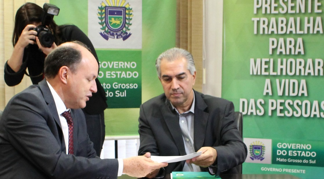 Reinaldo Azambuja sanciona lei que diminui ICMS do diesel Governador Reinaldo Azambuja recebe do presidente da ALMS, Junior Mochi, o projeto de lei aprovado pelos deputados.