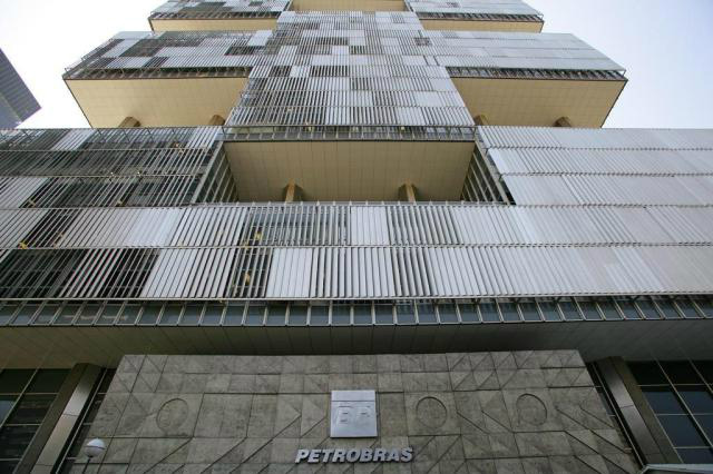 Dilma diz que rebaixamento de nota da Petrobras é "falta de conhecimento" Após nota rebaixada, Petrobras vê ações caírem 7% na Bovespa / Foto: Ver Descrição