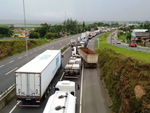 Veja os pontos de bloqueios nas estradas do país nesta quarta-feira (25) Veja os pontos de bloqueios nas estradas do país nesta quarta-feira (25)