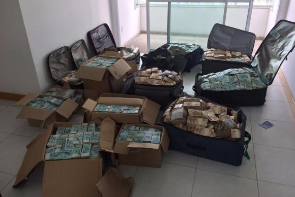 Pagamento em espécie é motivo de preocupação em todo o mundo Quem vai comprar um carro, uma casa, não carrega mala de dinheiro, diz o presidente do Coaf, Antônio Gustavo Rodrigues, que defende a proibição de pagamentos em dinheiro acima de R$ 30 mil