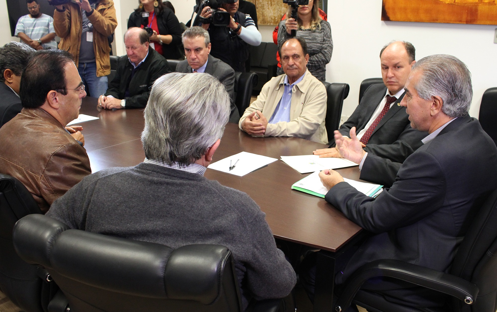 Reinaldo Azambuja sanciona lei que diminui ICMS do diesel Governador recebeu, na Governadoria, um grupo de deputados que entregou o projeto de lei sobre a redução do ICMS do diesel aprovado em regime de urgência.