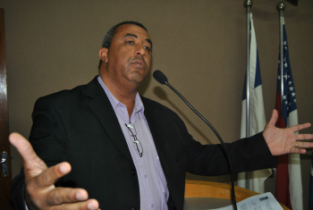 Para reduzir despesas, servidores da Câmara de Amambai são demitidos Vereador Carlinhos diz que sao medidas difíceis, mas necessárias. / Foto: Moreira Produções