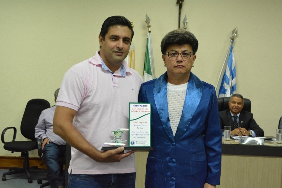 Câmara de Amambai homenageia enfermeiros e técnicos nesta quarta-feira (29) Em 2018, o Vereador Ilzo Victor homenageou. Waunir Serejo Lopes / Foto: Assessoria Câmara