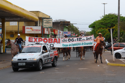 Carreata que passeou pelo centro da cidade de Amambai hoje (6) anunciando o início da 22ª Expobai.