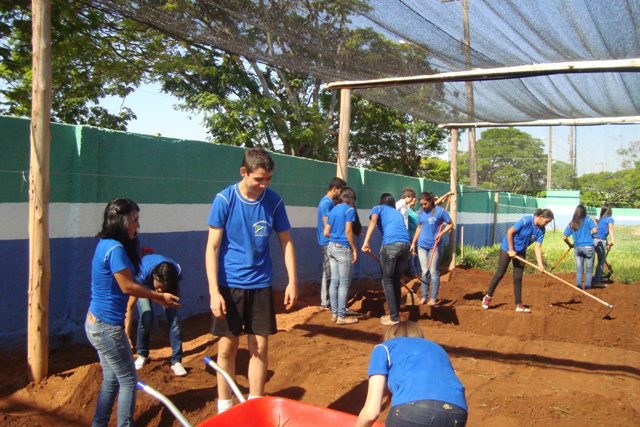 Alunos do Ensino Médio no início do projeto da Horta em 2014.
