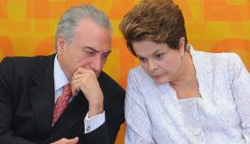 O presidente interino Michel Temer ao lado da presidenta afastada Dilma Rousseff
