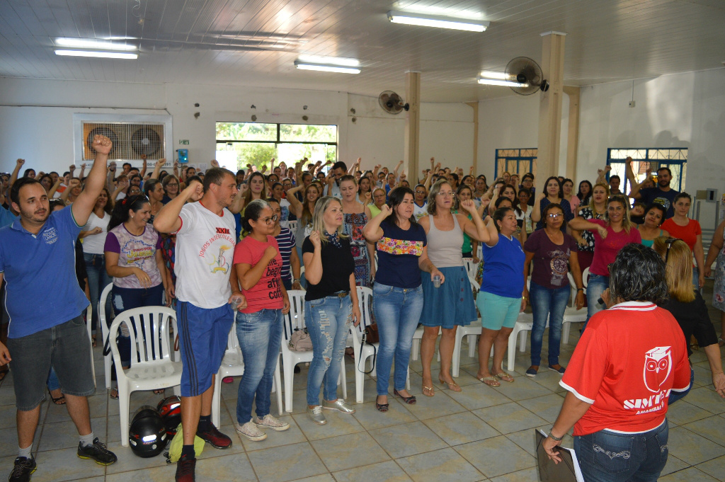Trabalhadores da Educação de Amambai aprovando encerramento da greve e continuidade da mobilização / Foto: Moreira Produções
