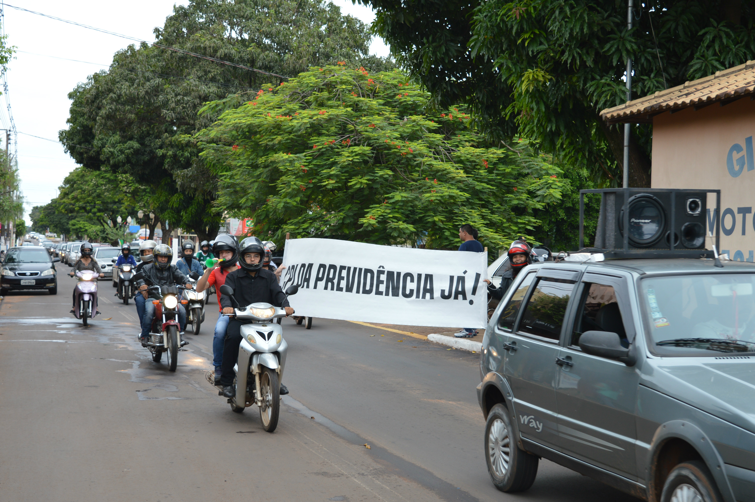 Uma carreata foi realizada e teve a adesão de diversos segmentos da sociedade amambaiense que se posicionam contra a Reforma da Previdência / Foto: Moreira Produções
