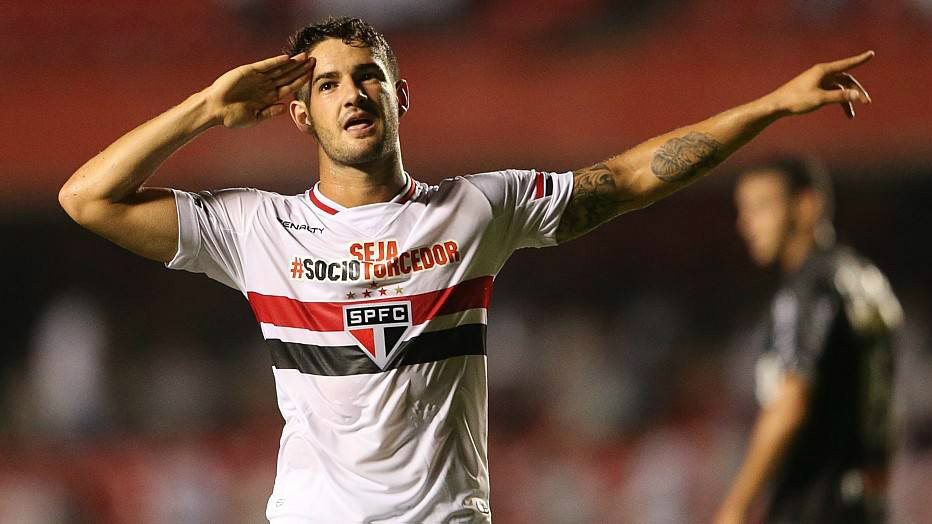 São Paulo se reabilita na Libertadores com dois gols de Pato Pato foi o destaque na vitória tricolor, marcando os dois primeiros gols da partida (Daniel Teixeira/Estadão)