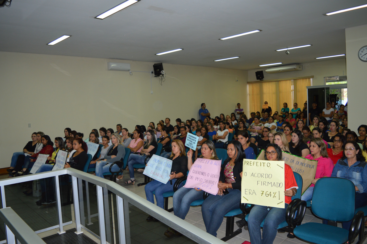 Trabalhadores em educação lotaram o plenário da Câmara Municipal / Foto: Moreira Produções