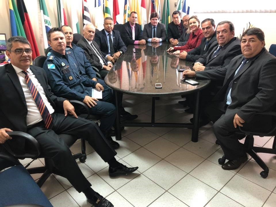 Novo comandante da PM de Amambai reúne-se com vereadores A reunião aconteceu na sala de reuniões do poder legislativo, na segunda-feira, dia 27 / Foto: Assessoria