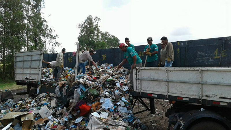 Em ação da Semsur, grande número de lixo foi retirado de dentro dos terrenos habitados. Dia D pretende eliminar todos os entulhos ainda existentes nos lares amambaienses / Foto: Decom
