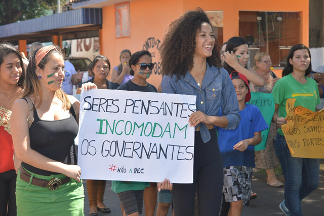 Na passeata realizada dia 15 pelos trabalhadores em Educação, alunos apoiaram participando e se manifestando.