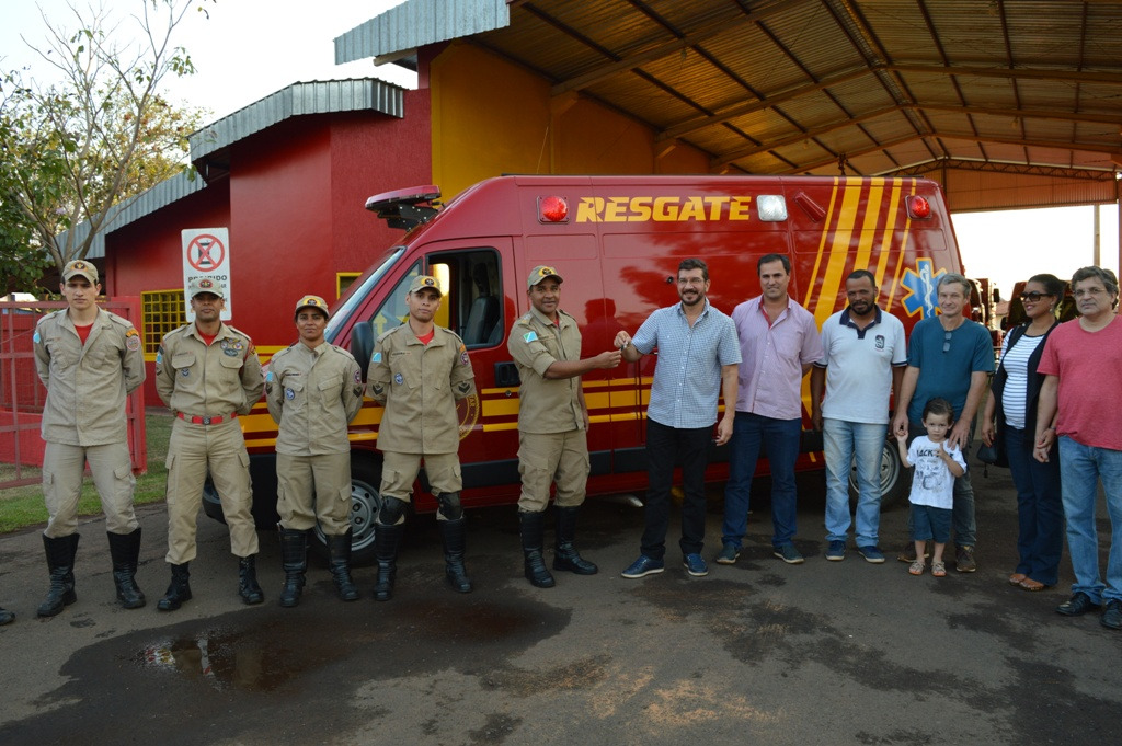Deputado Pedro Kemp entrega ambulância para o Corpo de Bombeiros de Amambai Deputado Pedro Kemp entregando a chave da ambulancia para o comandante da unidade dos Bombeiros em Amambai, Major QOBM Romiran Oliveira Cerqueira / Foto: Moreira Produções