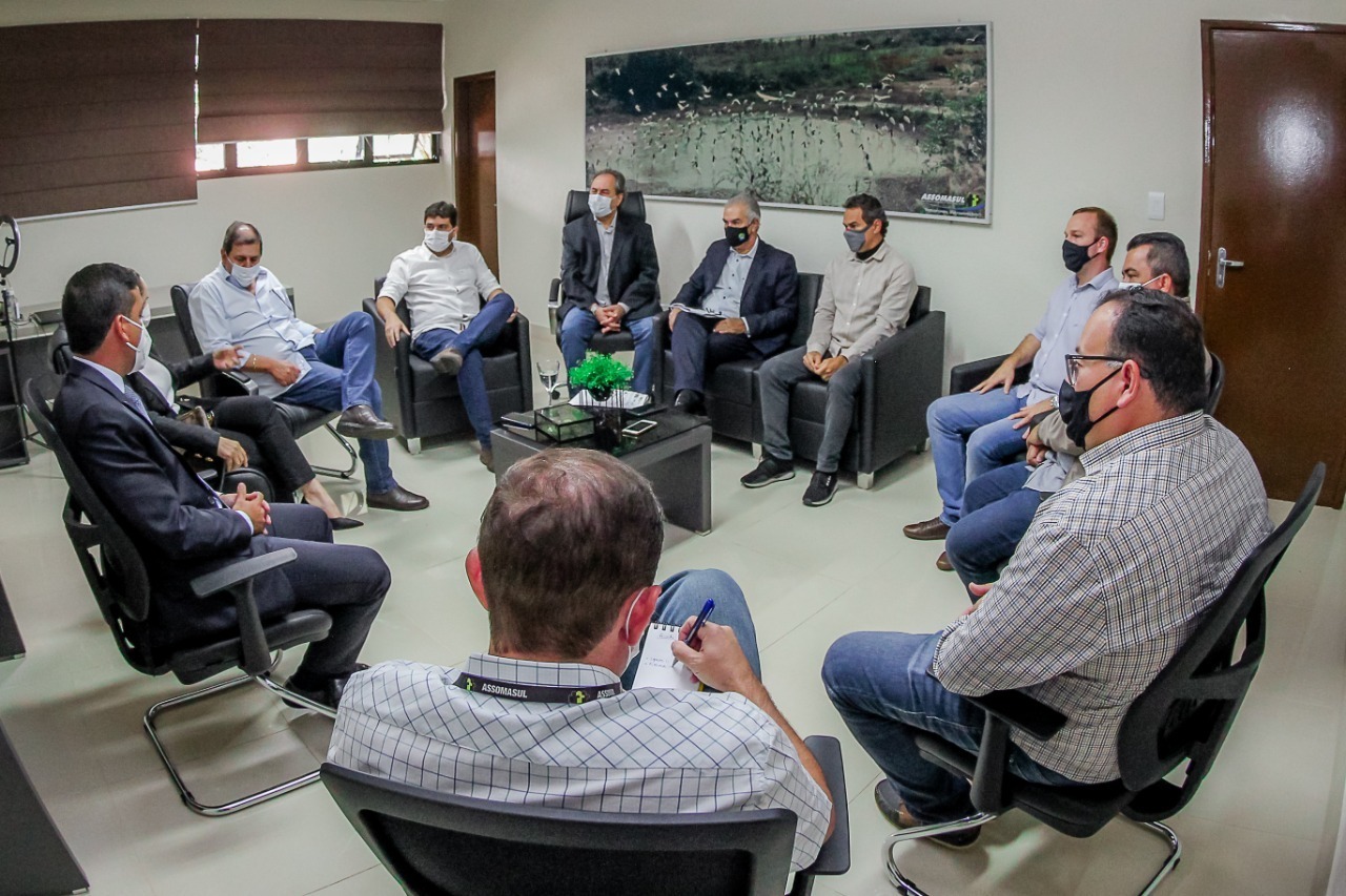 Prefeito Bandeira participa de reunião na Assomasul com prefeitos e Governador Uma das pautas foi o novo decreto de medidas de biossegurança para enfrentamento a COVID-19 no Estado / Fotos: Decom