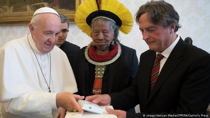 Papa recebe cacique Raoni no Vaticano De acordo com o Vaticano, encontro reitera atenção do Papa pela população e pelo ambiente da área amazônica / Foto: Divulgação