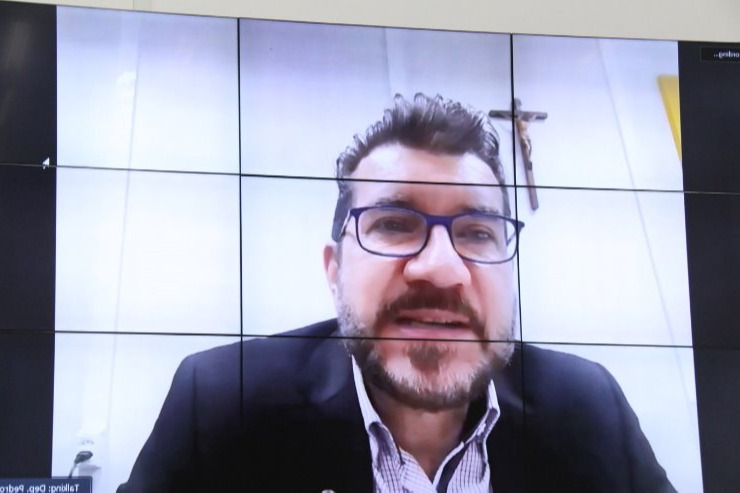 Projeto prevê inclusão de intérprete de Libras na grade da rede pública de TV Pedro Kemp apresentou proposta para viabilizar maior acessibilidade da comunidade surda às notícias e programas de TV / Foto: Wagner Guimarães