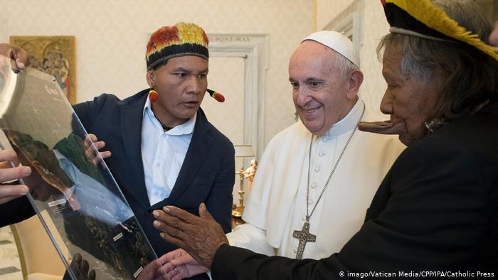 Papa recebe cacique Raoni no Vaticano Raoni viaja acompanhado de outros três líderes indígenas que vivem no Xingu / Foto: Divulgação