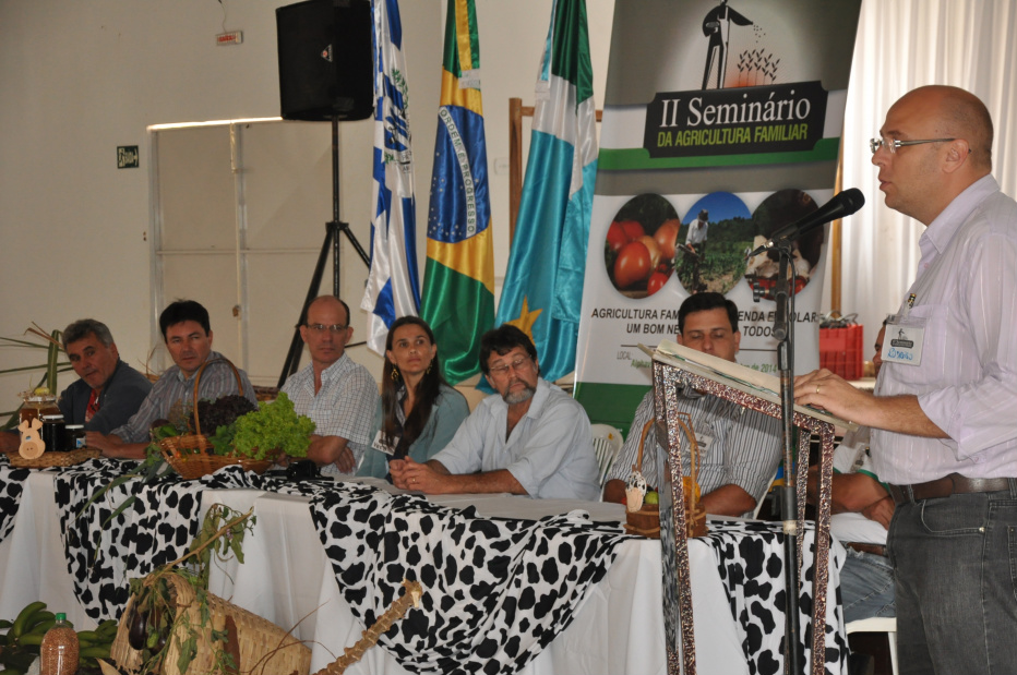 O Seminário teve como objetivo capacitar e incentivar os pequenos agricultores a produzir com maior organização. Na foto, o secretário de Governo e de Industria e Comércio, Rodrigo Selhorst, durante abertura de palestras / Foto: Divulgação