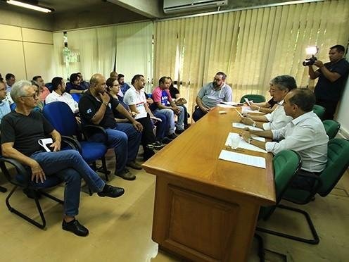 Membros do governo (na mesa) reunidos com representantes de sindicatos, nesta semana. (Foto: Edemir Rodrigues/Governo do Estado).
