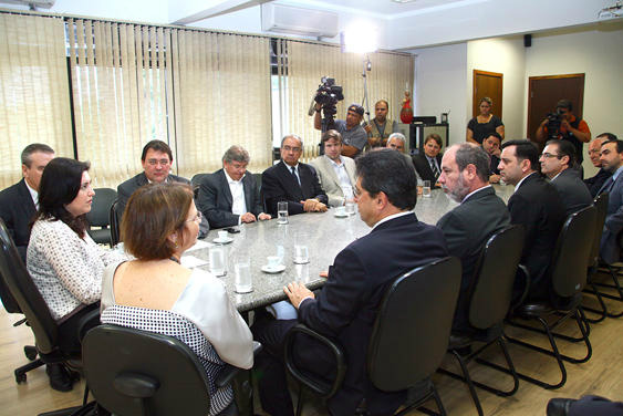 Paraguai quer estreitar laços com o Brasil Segundo o ministro paraguaio a visita a Mato Grosso do Sul representa um avanço na integração dos dois países