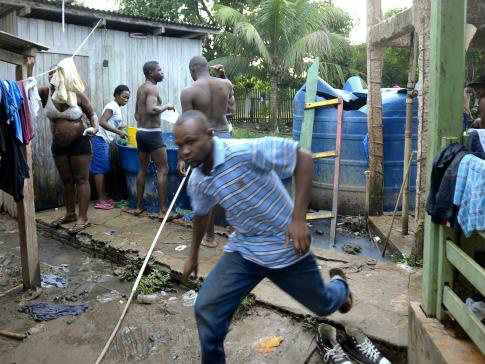 Situação de imigrantes haitianos em Brasileia continua estável, diz secretário Embora não exista um número exato da entrada diária de haitianos no país, Nilson Mourão disse que são em torno de 30 por dia.
