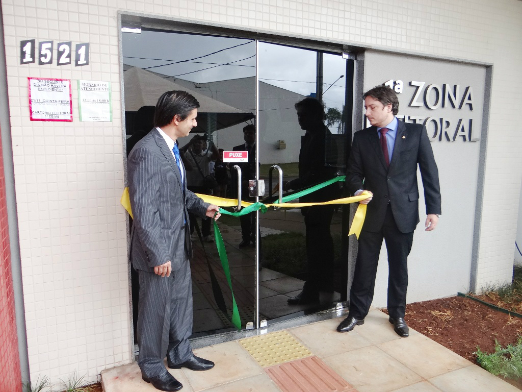 Cartório da 1ª Zona Eleitoral inaugura sede própria em Amambai E/D - O juiz de direito da Comarca de Amambai, César de Sousa Lima, e o promotor de justiça, Luiz Eduardo de Souza Sant’Anna Pinheiro, na inauguração do novo prédio / Foto: Moreira Produções.