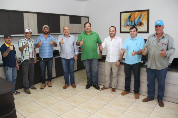 Dr. Bandeira (PSDB) com membros do Partido Verde em AmambaiFoto: Assessoria