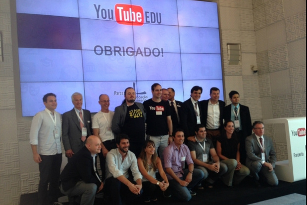 Há vídeos que abordam conteúdos de ensino médio nas disciplinas de matemática, língua portuguesa, biologia, física e química.