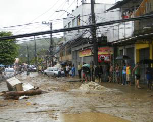 A forte chuva que atingiu Xerém, distrito de Duque de Caxias (RJ), causou destruição e deixou centenas de pessoas desabrigadas (Vladimir Platonow / Abr)