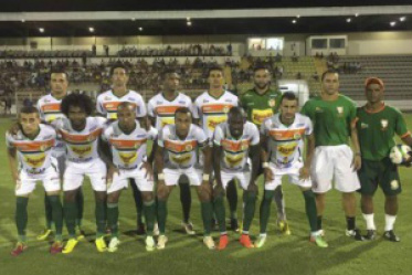 FOTO: Orisvaldo Sales (de Corumbá) ] Equipe do Naviraiense que mesmo apresentando um bom futebol, perdeu por 1 a 0 para o Corumbaense.