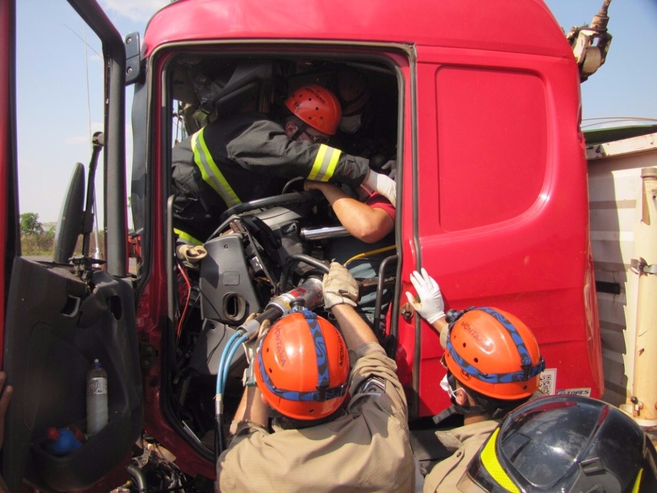 Bombeiros demoraram mais de 40 minutos para retirar a vítima das ferragens / Foto: Notícias da Hora MS