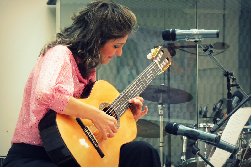 Carmem Di Novic realiza recital de violão em Amambai