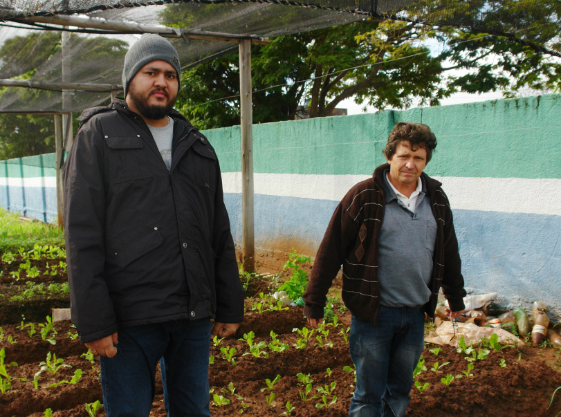 Professores Mário e Nelson cuidam da horta junto aos alunos / Foto: Moreira Produções