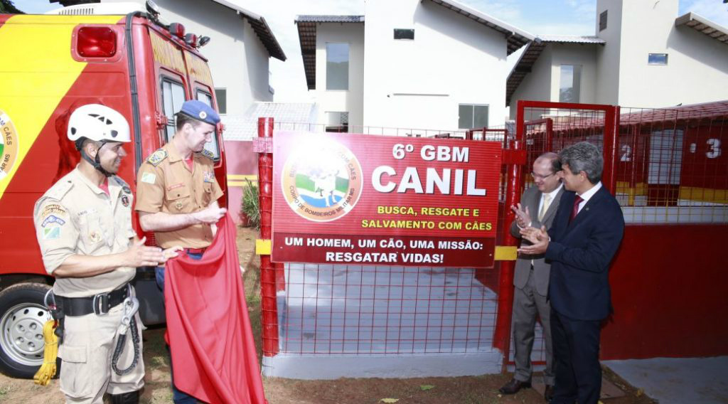 Secretário de Justiça e Segurança Pública, José Carlos Barbosa, comandante-geral do CBMMS, coronel Esli Ricardo de Lima, e deputado Rinaldo Modesto, inauguram Canil do 6º Grupamento de Bombeiros.Foto: Divulgação 