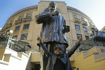Estátua de Mandela no centro de Joanesburgo, capital sul-africana. Ex-presidente segue doente, apesar de melhoras