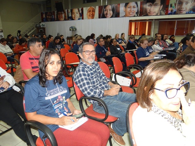 E/D- Secretária de administração , Cristiane e o presidente do Simted, Humberto Vilhalva, durante seminário realizado na Fetems / Foto: Moreira Produções 