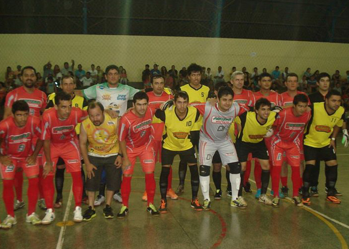 Equipe da Pantanal Móveis junto a Churrasco na Brasa durante a noite de jogos / Foto: Assessoria