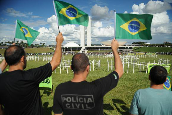Policiais, bombeiros e agentes penitenciários participam de ato em memória de colegas assassinados / Marcello Casal Jr/Agência Brasil