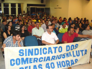 Audiência Pública apresenta propostas para abertura do comércio em Amambai aos domingos e feriados Audiência reuniu manifestantes a favor e contra a abertura do comércio aos domingos.