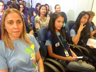 A supervisora Juliana Funes (camiseta azul claro) e a sua direta a jovem Lorena Fernandes.Foto: Divulgação 